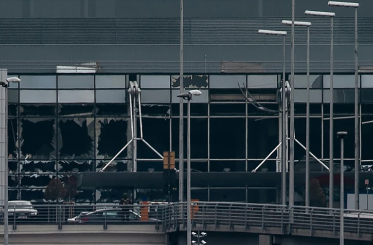 Les vitres d'une partie de l'aéroport de Bruxelles ont été soufflées lors de deux explosions qui ont fait au moins 13 morts et 35 blessés, le 22 mars 2016