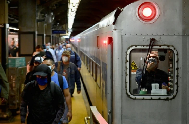 Des voyageurs sortent d'une rame de métro à la station de Grand Central, à Manhattan, le 8 juin 2020, première jour du début de déconfinement à New York
