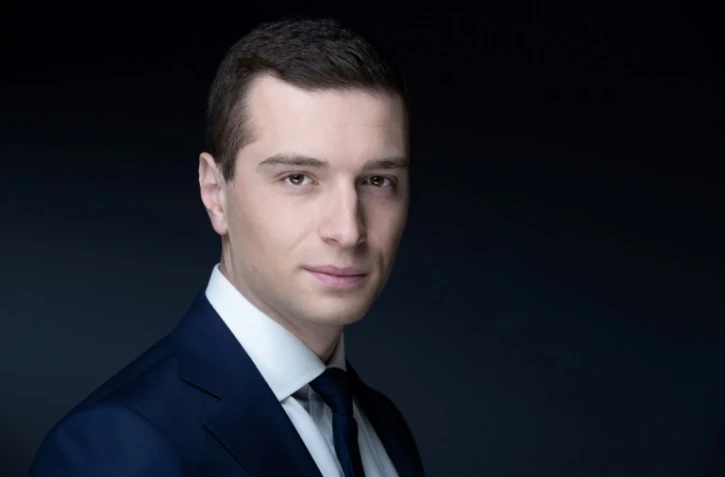 L'eurodéputé du parti d'extrême droite français Rassemblement national (RN), Jordan Bardella, pose lors d'une séance photo à Paris, le 5 mai 2021