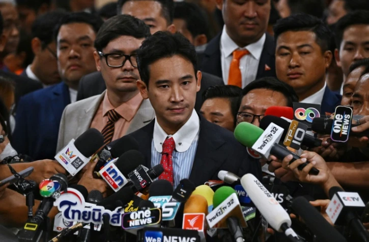 Le dirigeant du parti Move Frowardn Pita Limjaroenrat, vainqueur des élections législatives en Thaïlande, parle à la presse le 13 juillet 2023 à Bangkok après avoir perdu un premier vote au parlement pour devenir Premier ministre