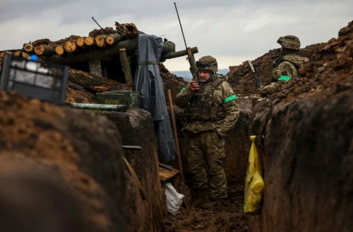 Des soldats ukrainiens de la 57e brigade d'infanterie motorisée dans une tranchée près de Bakhmout,le 13 avril 2023 dans la région de Donetsk
