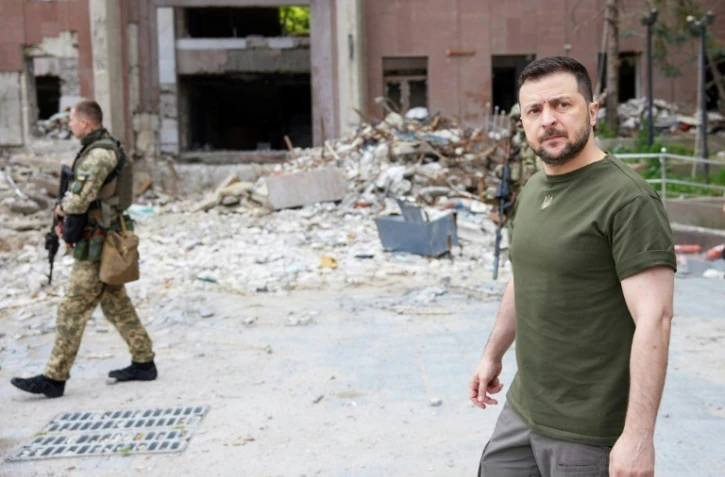 Le président ukrainien Volodymyr Zelensky  en visite dans la région de Mykolaïv, le 18 juin 2022 dans le sud du pays