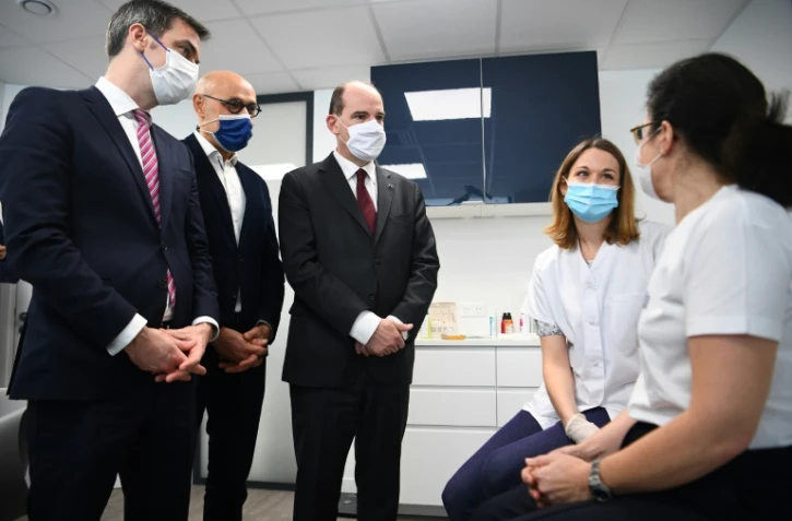 Olivier Véran (g) et Jean Castex (c) lors d'une vaccination mercredi 24 février 2021 à Paris