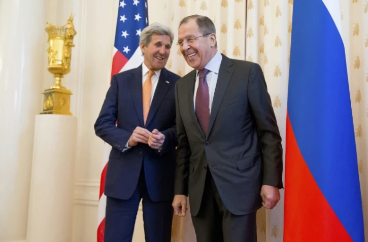 Le chef de la diplomatie russe Sergueï Lavrov (D) et son homologue américain John Kerry, le 24 mars  2016 à Moscou