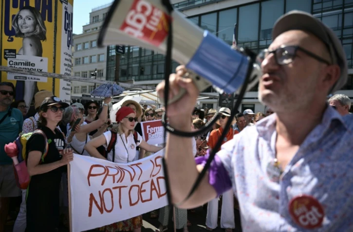 Manifestation à Paris place de la Bourse pour défendre la presse, le 18 juin 2026