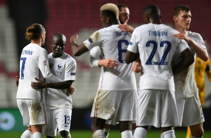Les Français se congratulent après leur victoire face au Portugal lors du match de Ligue des Nations à Lisbonne, le 14 novembre 2020