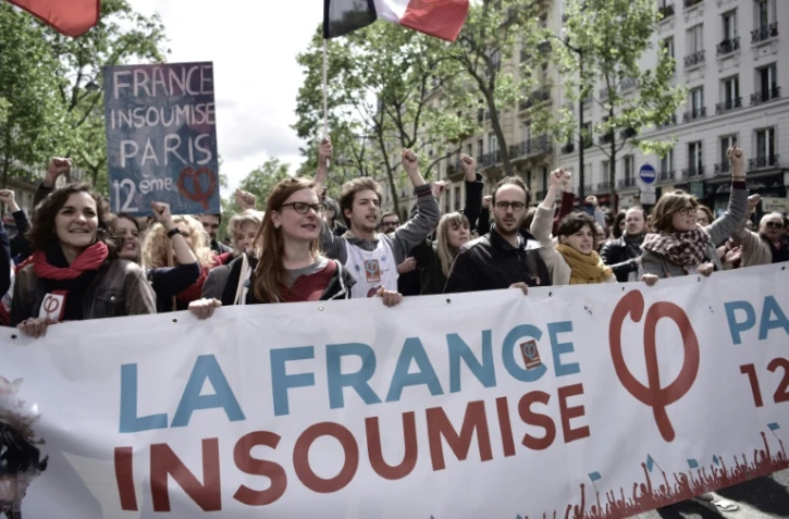 Des militants de la France insoumise défilent à Paris le 1er mai 2017