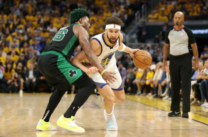 Klay Thompson des Golden State Warriors balle en main face à Marcus Smart des Boston Celtics en finale pendant le match 5 de la finale NBA le 13 juin au Chase Center à San Francisco