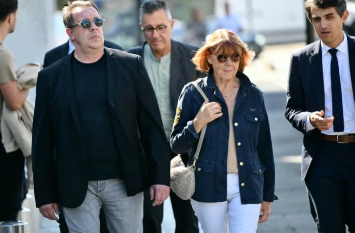 Gisèle Pelicot, accompagnée de son fils David (à gauche) et de son avocat Stéphane Babonneau (à droite), se dirige vers le tribunal d'Avignon, le 23 septembre 2024