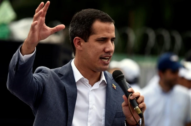 Le chef de file de l'opposition vénézuélienne Juan Guaido, reconnu président par intérim par une cinquantaine de pays dont les Etats-Unis, devant ses partisans à Caracas le 27 avril 2019.