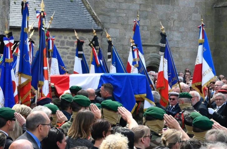 Le cercueil de Cédric de Pierrepont, l'un des deux militaires tués au Burkina Faso, entre dans l'église Notre-Dame de Larmor-Plage, dans le Morbihan, le 15 mai 2019