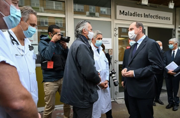 Le Premier ministre Jean Castex (c) s'adresse à des personnels soignants au CHU de Lille, le 16 octobre 2020