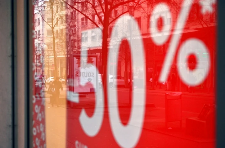 Les soldes d'été ont démarré pour quatre semaines dans un contexte d'inflation galopante, mais les premiers clients sont déterminés à faire de bonnes affaires et les commerçants à renflouer leur trésorerie