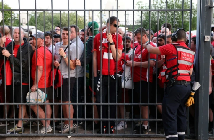 Des supporters de Liverpool attendent à l'extérieur du stade lors de la finale de la Ligue des champions de l'UEFA entre Liverpool et le Real Madrid au Stade de France à Saint-Denis, au nord de Paris, le 28 mai 2022