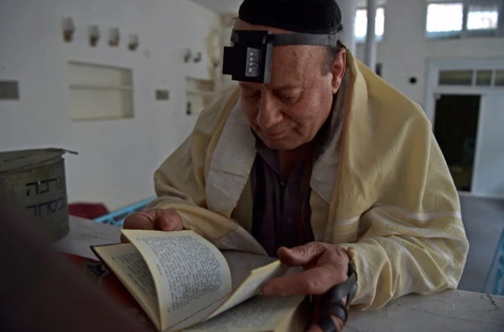 Dans cette photo prise le 5 avril 2021, Zebulon Simentov, le dernier juif d&rsquo;Afghanistan, regarde le texte sacré de la Torah dans une synagogue située dans un vieil immeuble de Kaboul. Pendant des décennies, il a refusé de quitter le pays. Mais inquiet d&rsquo;un possible retour des talibans, il est maintenant prêt à en partir