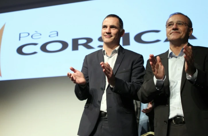 Le maire de Bastia Gilles Simeoni (g) et Jean-Guy Talamoni (d), le 9 décembre 2015 à Ajaccio