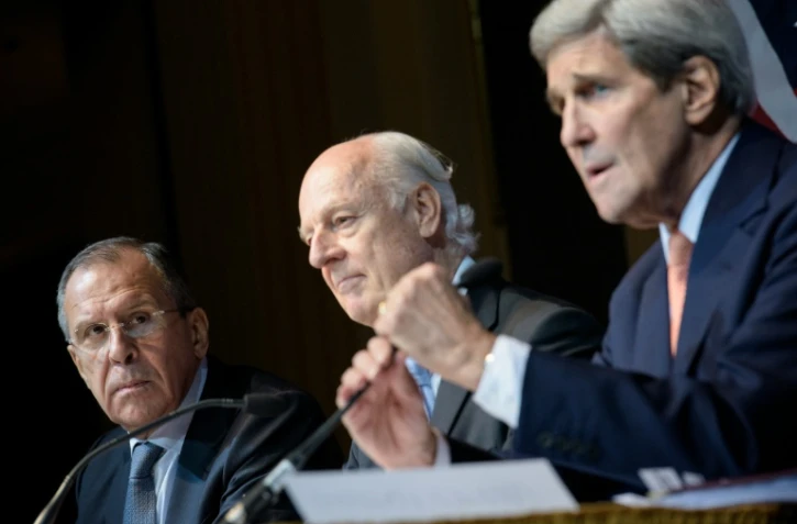 Le ministre des Affaires étrangères russe, Sergei Lavrov, l'émissaire de l'ONU Staffan de Mistura et le Secrétaire d'Etat américain John Kerry, le 30 octobre 2015 à Vienne l