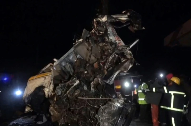 Image tirée d'une vidéo de l'AFPTV montrant l'épave d'un véhicule après un accident sur l'autoroute entre les villes de Kericho et Nakuru, le 30 juin 2023 au Kenya