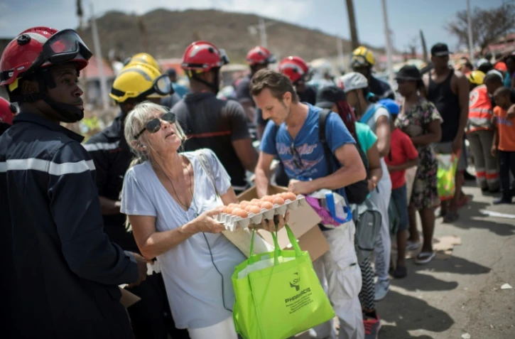 Distribution de vivres à Marigot à l'île Saint-Martin, le 12 septembre 2017