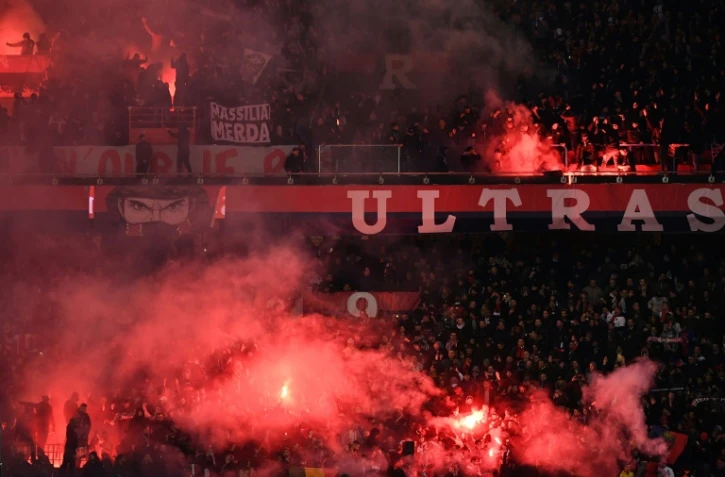 Les supporters du PSG chantent et encouragent leur équipe lors du classique de Ligue 1 contre Marseille au Parc des Princes, le 17 mars 2019