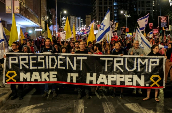 Des personnes manifestent lors d'un rassemblement organisé par les familles des otages israéliens capturés dans la bande de Gaza depuis octobre 2023, devant la résidence du Premier ministre israélien à Jérusalem, le 4 octobre 2025