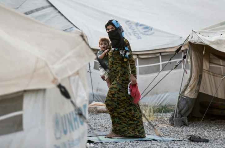 Une irakienne et son enfant, le 10 juin 2017 dans le camp Hassancham, près de Mossoul, où vivent de nombreux syriens ayant fui les combats dans la deuxième ville d'Irak