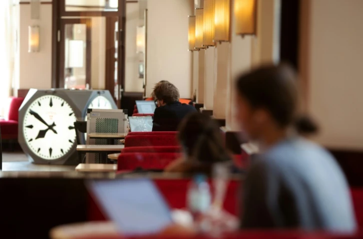 Des étudiants profitent de créneaux horaires réservés pour réviser au Cafe Museum de Vienne, le 1er février 2021 en Autriche