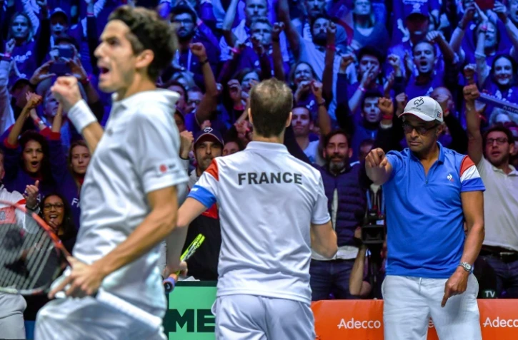 Le double victorieux: Pierre-Hugues Herbert et Richard Gasquet avec leur capitaine Yannick Noah, le 25 novembre 2017 à Villeneuve-d'Ascq lors de la finale de la Coupe Davis France-Belgique