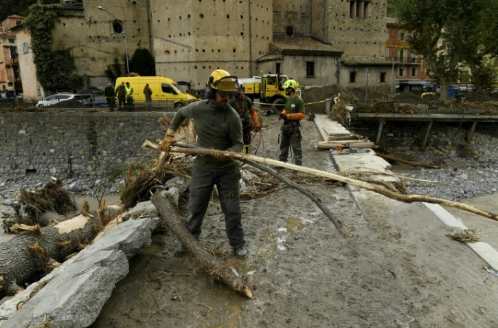 Des équipes de secours enlèvent des arbres tombés sur un pont à Breil-sur-Roya (sud-est de la France), le 4 octobre 2020