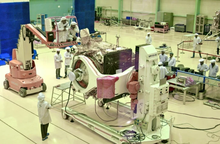 Des ingénieurs et scientifiques travaillent sur des éléments de la mission lunaire Chandrayaan-2, le 12 juin 2019 à Bangalore, en Inde