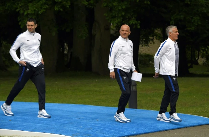 L'entraîneur des gardiens Franck Raviot, l'assistant Guy Stephan et le sélectionneur de l'équipe de France Didier Deschamps, le 24 mai 2016 à Clairefontaine