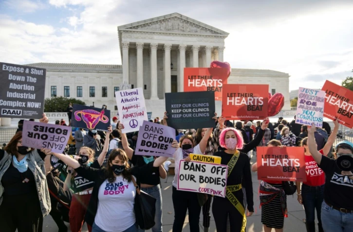 Défenseurs et opposants au droit à l'avortement manifestent devant la Cour suprême des Etats-Unis à Washington le 1er novembre 2021