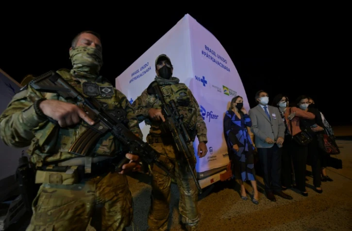 Des millitaires protègent un conteneur rempli d'un million de doses du vaccin anti-Covid Pfizer-BioNTech à l'aéroport Viracopos  à Campinas, à 100 km de Sao Paulo, Brésil, le 29 avril 2021
