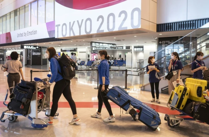 Des membres de l'équipe américaine d'escrime arrive à l'aéroport de Narita, le 17 juillet 2021