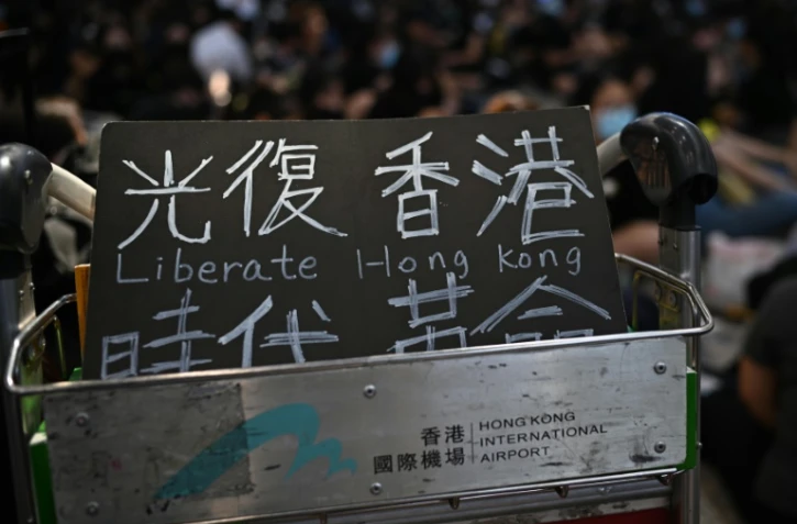 "Libérez Hong Kong", peut-on lire sur une pancarte placée sur un chariot à bagages à l'aéroport de Hong Kong, où des manifestants prodémocratie ont entamé un sit-in le 9 août 2019