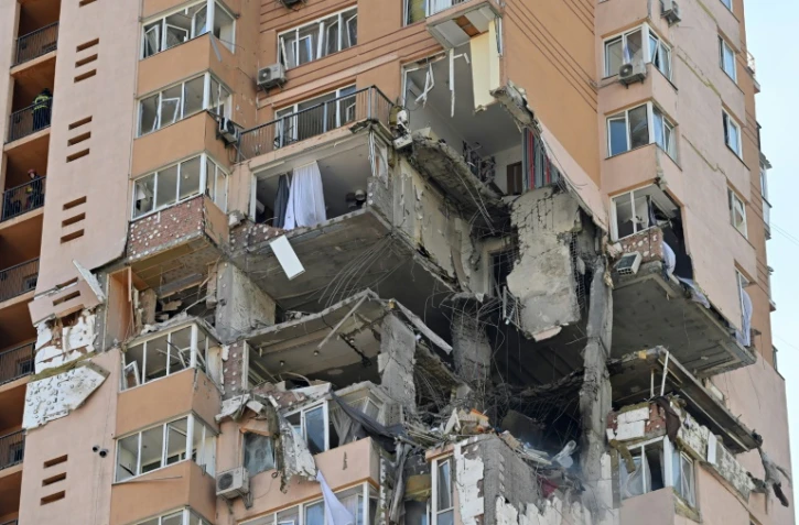 Un immeuble résidentiel touché par un tir de missile à Kiev, le 26 février 2022