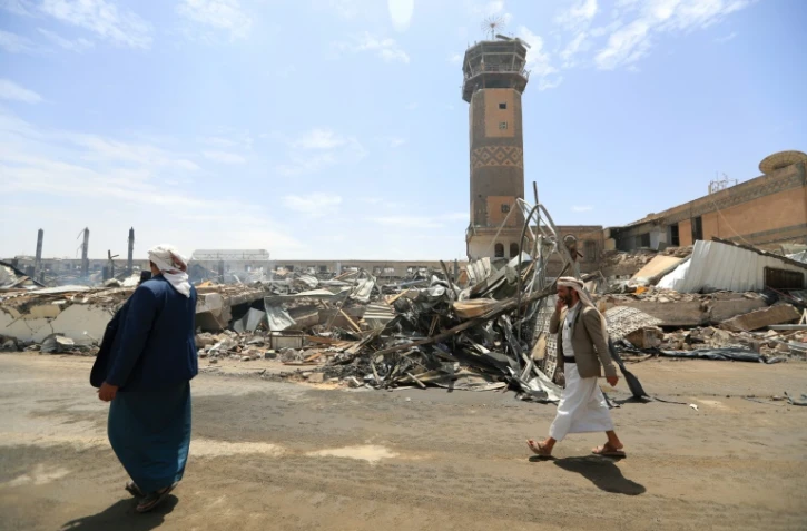Les dégâts dans l'aéroport international de Sanaa au lendemain de frappes israéliennes, le 7 mai 2025