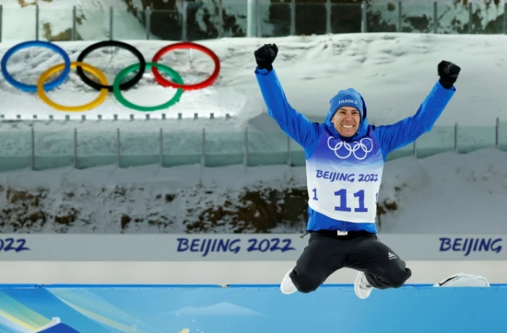 La joie du Français Quentin Fillon-Maillet, champion olympique de l'individuel (20 km), aux Jeux de Pékin, le 8 février 2022 au centre national de biathlon de Zhangjiakou