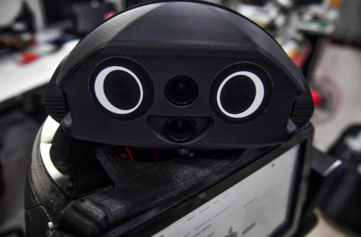 Un robot adapté pour s'occuper des malades atteints par le nouveau coronavirus, le 18 mars 2020 au centre de robotique de l'Université de Chulalongkorn à Bangkok