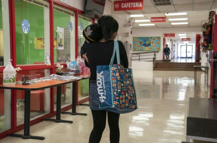 Une élève porte son enfant dans les couloirs du lycée Lincoln Park de Brownsville, le 1er novembre 2023 au Texas