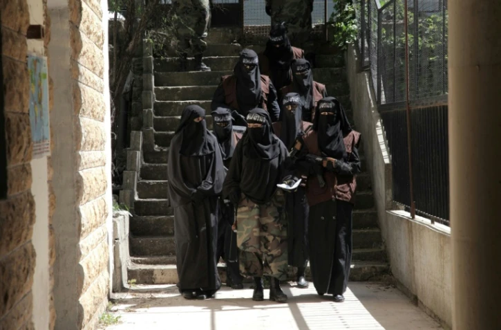 Photographie fournie par le groupe MBC (Middle East Broadcasting Center), montrant le tournage de la série "Corbeaux noirs", plongée dans l'univers violent et cruel des femmes jihadistes de Daech, dans les studios de MBC au Liban le 30 mars 2016