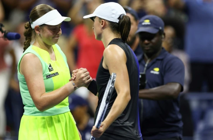 la Lettonne Jelena Ostapenko et la Polonaise Iga Swiatek se saluent à la fin de leur rencontre remportée par la première à l'US Open dans l'USTA Billie Jean King National Tennis Center à Flushing Meadows, New York, le 3 septembre 2023