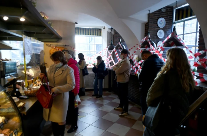 Des clients font la queue dans un café proposant des plats à emporter, le 2 novembre 2021 à Saint-Pétersbourg
