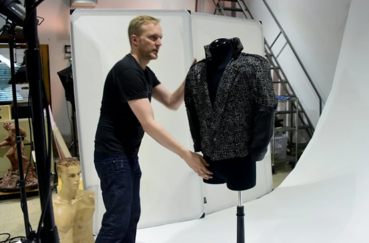Raymond Janis de la maisonProfiles in History présente le 29 avril 2016 à Los Angeles le blouson emblématique porté par Prince dans son film "Purple Rain" (1984) qui sera mis aux enchères 