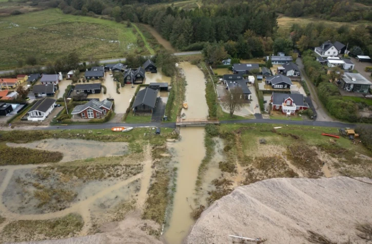 Vue aérienne prise depuis un drone le 21 octobre 2023 montrant les crues provoquées par la tempête Babet dans les localités de Vilstrup et de Diernaes au Danemark 