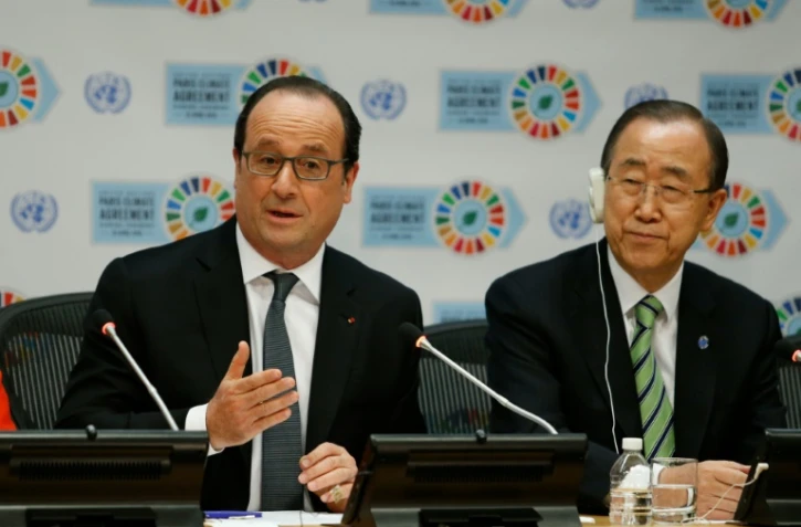 Le président François Hollande et le Secrétaire général de l'Onu Ban Ki-moon lors de la cérémonie de signature de l'accord de Paris sur le climat, le 22 avril 2016 à l'Onu à New York