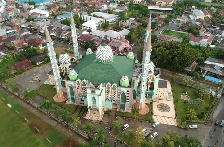 La mosquée Suada à Mamuju dans le Sulawesi occidental dans l'île de Célèbes en Indonésie, le 12 décembre 2019