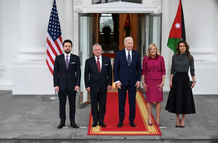 (g-d) Le prince héritier Hussein de Jordanie, le roi Abdallah II de Jordanie, le président américain Joe Biden, son épouse Jill Biden et la reine Rania de Jordanie, le 12 février 2024 à la Maison Blanche, à Washington