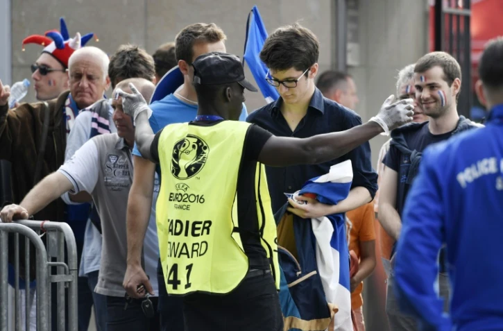 Un supporter lors d'un contrôle avant le match d'ouverture France-Roumanie de l'Euro-2016, à Saint-Denis près de Paris, le 10 juin 2016