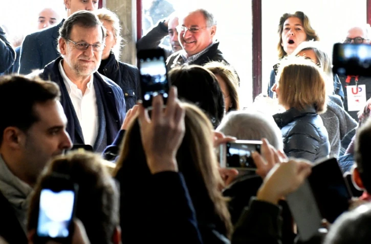 Le Premier ministre espagnol conservateur Mariano Rajoy (G), le 20 décembre 2015 à Madrid 